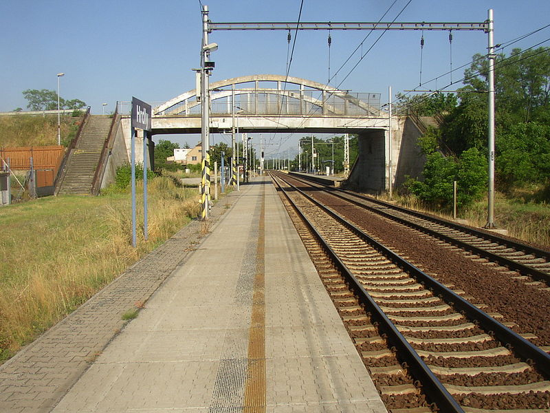 File:Hrdly CZ road bridge over railway station 024.jpg