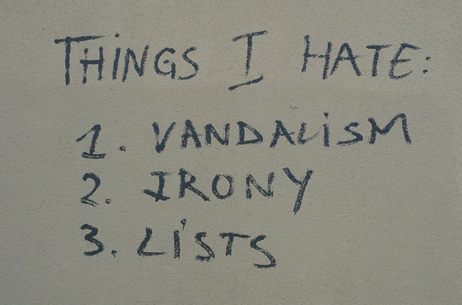 Grafitti on a wall reading जिन चीज़ों से मुझे नफरत है: 1. बर्बरता 2. विडंबना 3. सूचियाँ