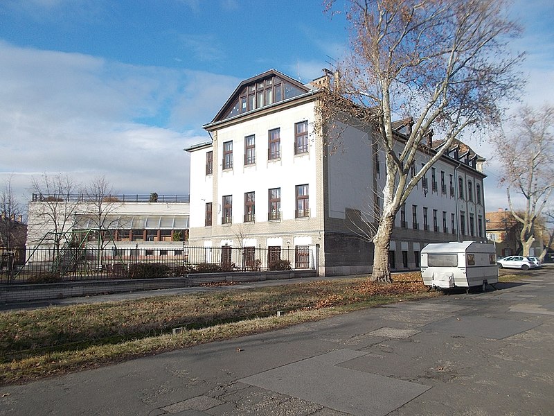 File:Hungária Elementary School and travel trailer, 2018 Wekerletelep.jpg