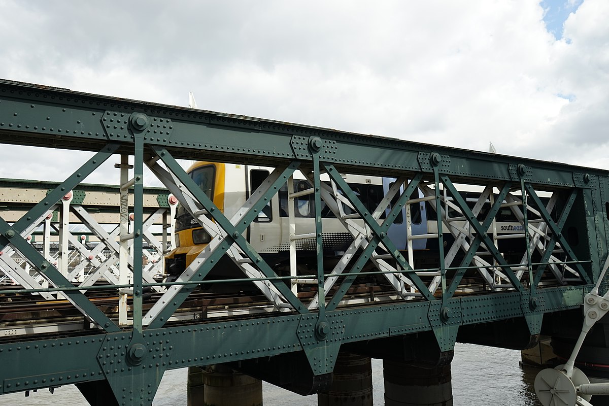 Bridge me. Мост Хангерфорд. Мост Хангерфорд и мосты золотого юбилея. Финский Железнодорожный мост. Ростовский разводной Железнодорожный мост.