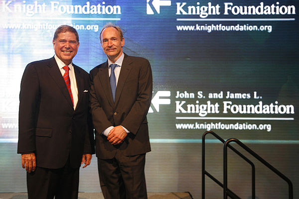 Alberto Ibargüen, president of the Knight Foundation, with Tim Berners-Lee, pioneer of the World Wide Web