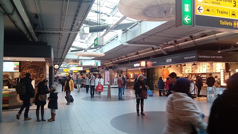 File:Interior of the Schiphol International Airport (2019) 52.jpg