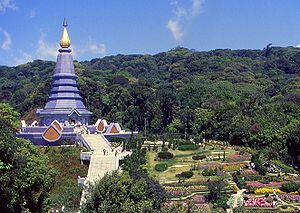 Phra Mahathat Napapon Phumsiri Chedi comemora o 60º aniversário da Rainha Sirikit