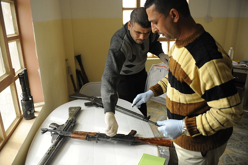 File:Iraqi police learn to examine a crime scene DVIDS225599.jpg