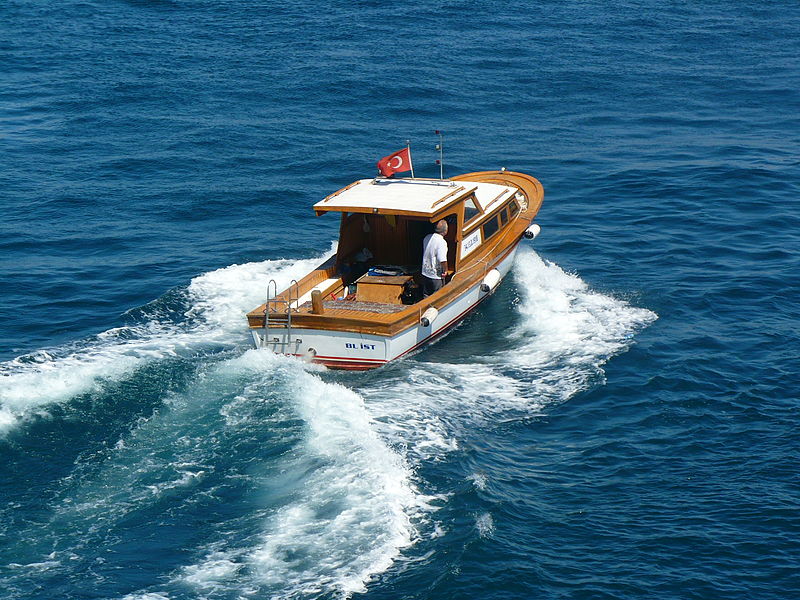 File:Istanbul tekne.JPG