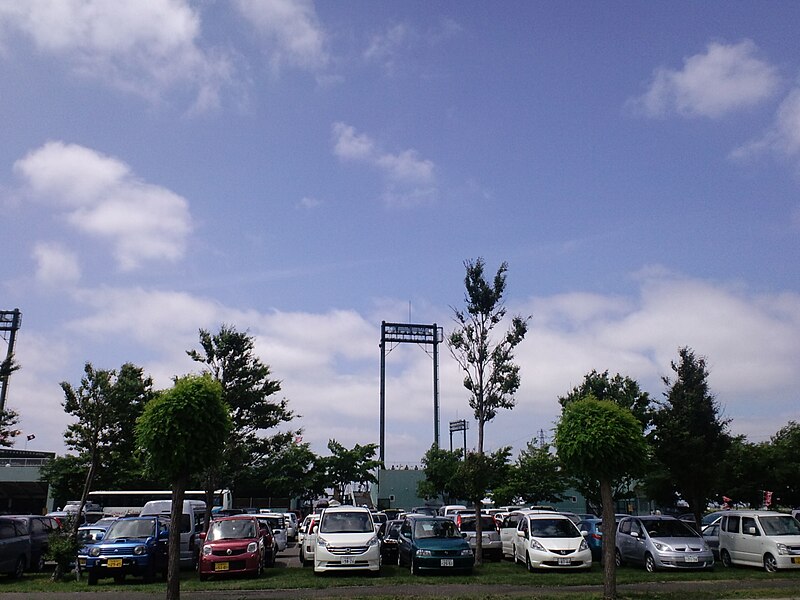 ファイル:Iwamizawa-city-ballpark parking-lot.JPG