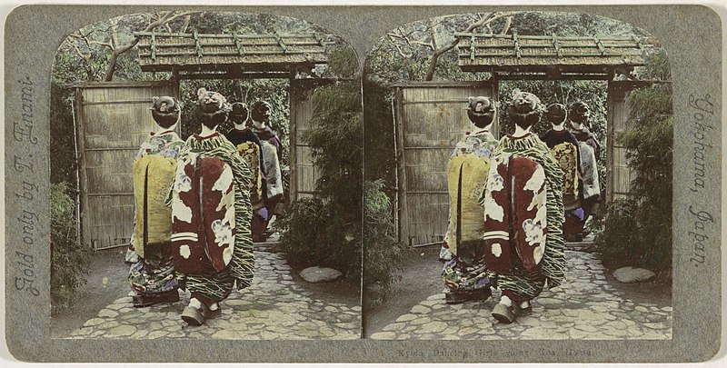 File:Japanse geisha's op weg naar een theehuis, Kioto Kyoto Dancing Girls going Tea House (titel op object), RP-F-F13097.jpg