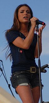 Jessie James at the Tour for the Troops concert in Sather Air Force Base (cropped).jpg