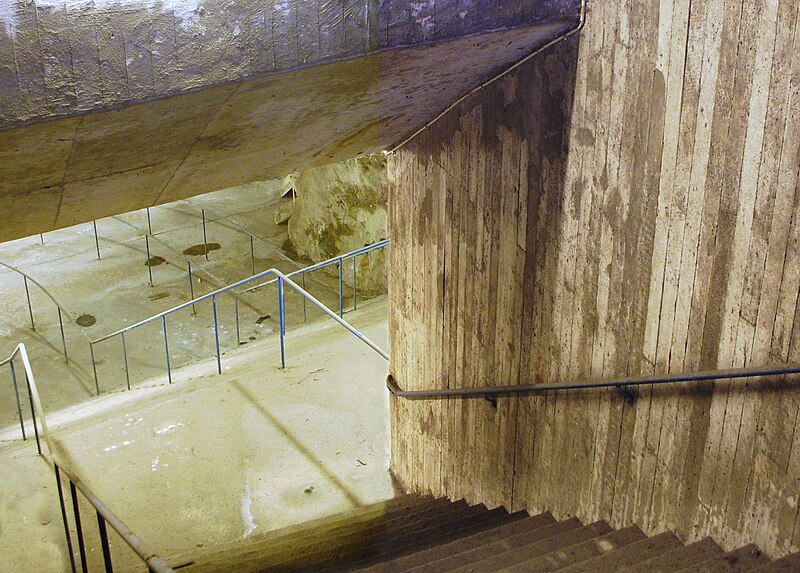 Fil:Johannes skyddsrum trappa 2012.jpg