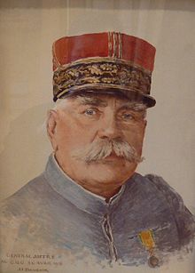 Portrait d'un homme moustachu et un képi rouge.