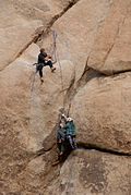 Route Illusion Dweller 5.10b am Sentinel Rock im Real Hidden Valey, Joshua Tree National Park