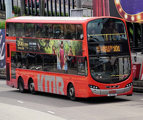 本线间歇使用“城市脉搏”主题红色巴士行驶