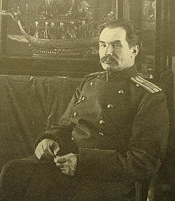 פיוטר קוזלוב בתצוגה של האוסף המונגולו-סוצ'ואני מהמשלחת של השנים 1907–1909 מתוך החברה הגאוגרפית הרוסית. צלם - קרל בולה (1910)