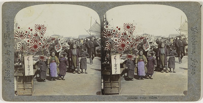 File:Kraam met Japanse marinevlaggen in Japan Japanese Frags Sellers (titel op object), RP-F-F13100.jpg