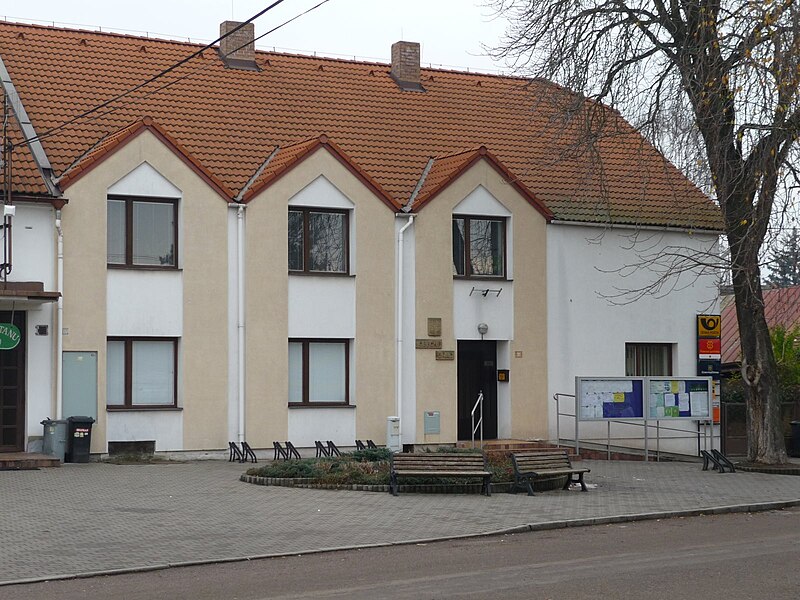 File:Kratonohy villagehall.JPG