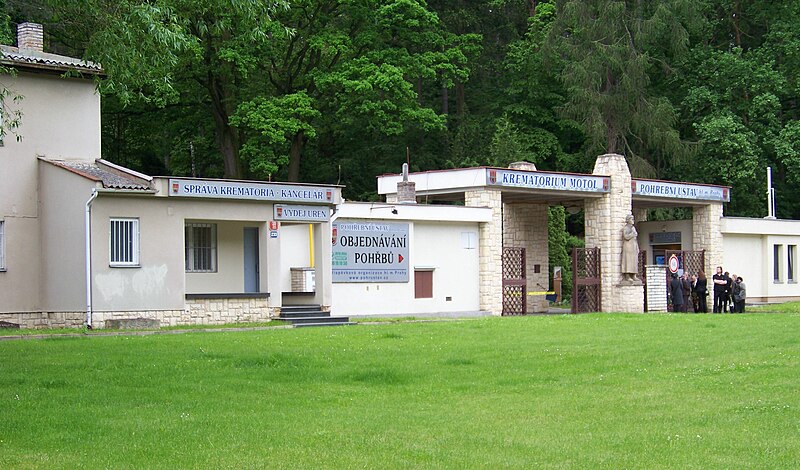 File:Krematorium Motol, vstup (01).jpg