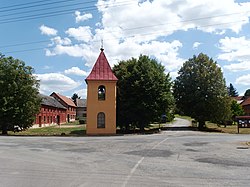 Rozlehlá náves se zvonicí z roku 1860
