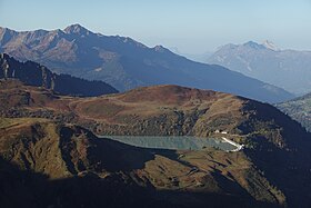 Vue depuis l'aiguille de Roselette au nord-est du mont Mirantin avec à sa droite la roche Pourrie ; au premier plan, le lac et le barrage de la Girotte, au dernier plan à droite, la dent d'Arclusaz.