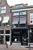 Winkel/woonhuis met drie bouwlagen, kroonlijst en schilddak (Gouda-Centrum)