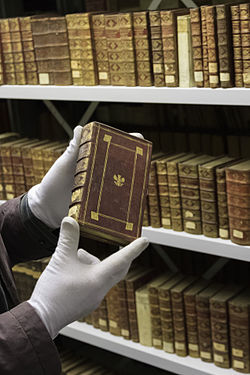 Ein Buch aus der ehemaligen Bibliothek der Grafen und Fürsten von Ostfriesland in der Landschaftsbibliothek