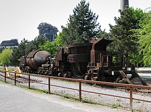 Специализированные вагоны промышленного транспорта (чугуновоз и шлаковоз).