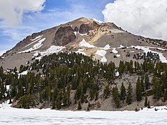 Vista del pico Lassen desde el lago Helen (junio de 2020)