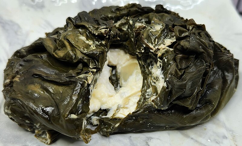 File:Laulau unwrapped with coconut cream and onions.jpg