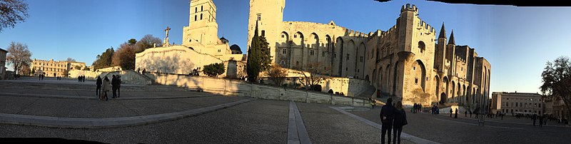 File:Le Palais des Papes domine Avignon.jpg