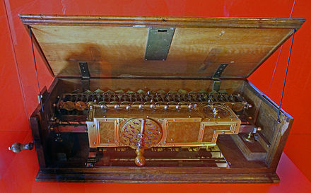 Первые механические машины. Готфрид Лейбниц счетная машина. Механический арифмометр Лейбница (1673г.).
