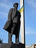 Lenin statue in Donetsk with ukranian flag.JPG