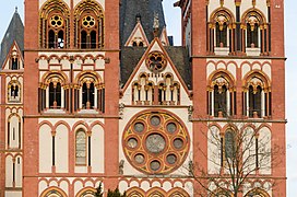 Catedral de Limburgo, un edificio románico donde aparece el primer ejemplo gótico temprano en el rosetón