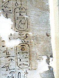 Dele van die dodekleed van prinses Ahmose met Seqenenre Tao se naam op (Museo Egizio).