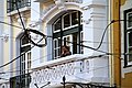 Lissabon-Praca do Comercio-28-Frau auf Balkon-2011-gje.jpg