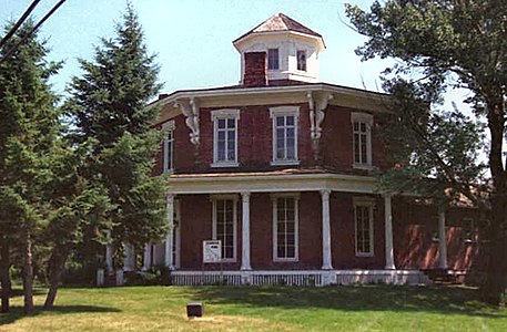 "הבית המתומן של לורן אנדרוס" (Loren Andrus Octagon House) מ-1860, וושינגטון במישיגן, נוסף למרשם ב-1971.