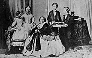 רוברטו, אימו, אחיו אנריקו, ושתי אחיותיו, מרגריטה ואליצ'ה, בשנת 1865