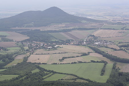Le mont Lovoš et le village de Velemín.