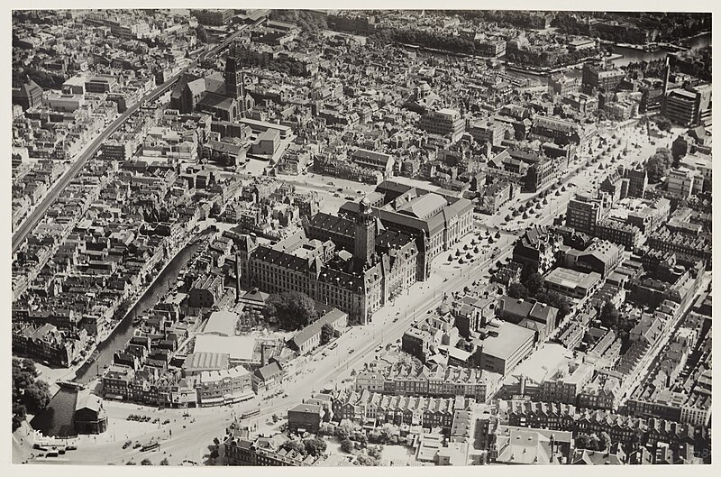 File:Luchtopname van de Coolsingel met de Delftsevaart, Delftsche Poort, Kruiskade, stadhuis, Hoofdpostkantoor, hotel Atlanta, Bijenkorf en Sint-Laurenskerk 1933.jpg