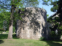 L'une des cinq tours qui subsistent parmi les sept tours que le château d'En-bas comptait avant sa destruction, fortement restaurée.