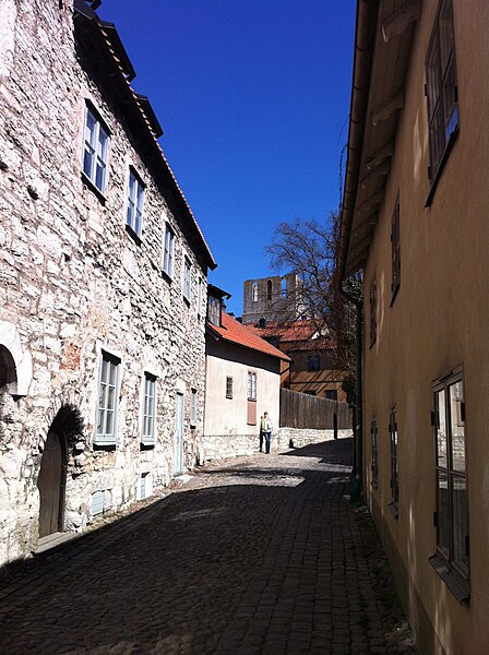 File:Lybska gränd, Visby, 2013.jpg