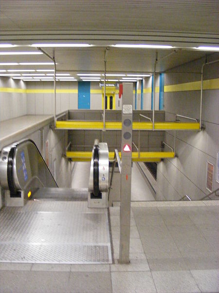 File:München — Schwanthalerhöhe U-Bahnhof Blick auf den Bahnsteig.JPG