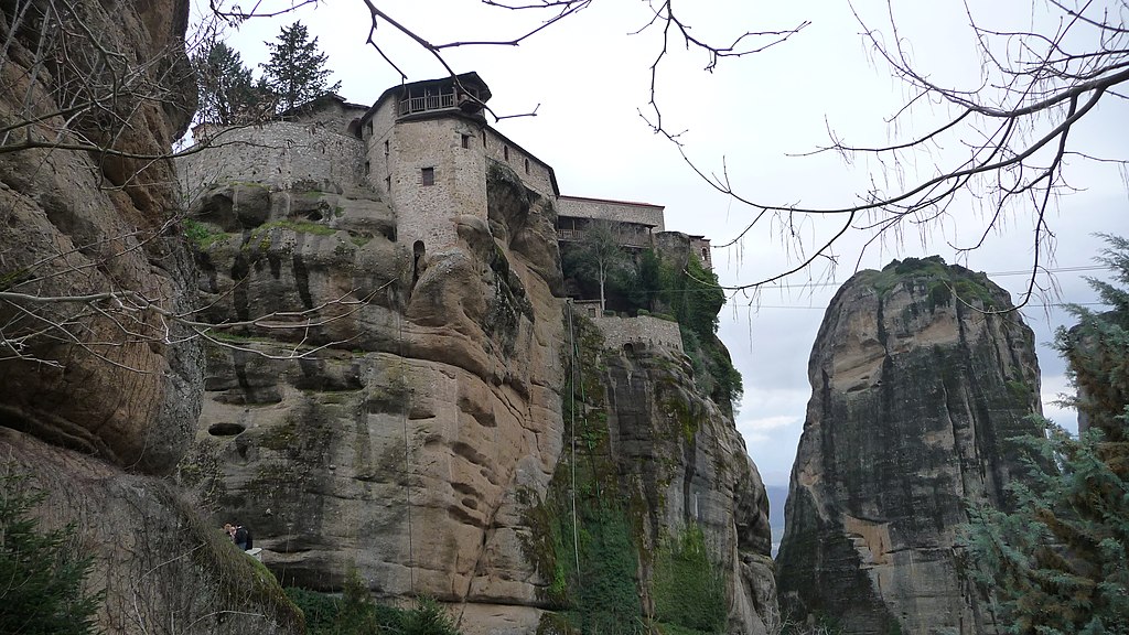 Ένα από τα μοναστήρια των Μετεώρων χτισμένο στον βράχο