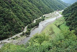 Utsikt över floden från Gvara-fästningen (გვარას ციხე).