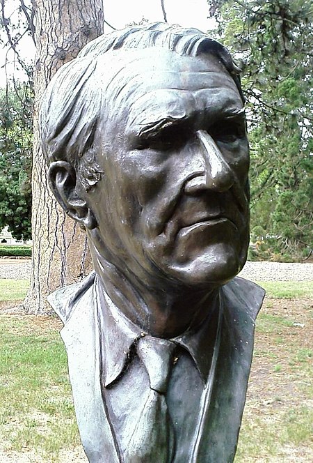 Malcolm Fraser bust.jpg