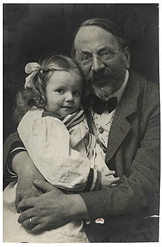 Max Wilhelm Meyer mit seiner Tochter Mercedes.jpg