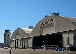 Hangar principal et tour de contrôle de Mcchord AFB en juillet 2005