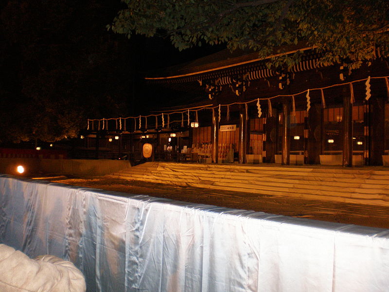 File:Meiji shrine saisenbako (New Year).jpg