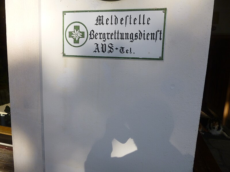 File:Meldestelle Bergrettungsdienst AVS.JPG