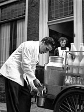 Melkboer verkocht melk aan huis (1956)