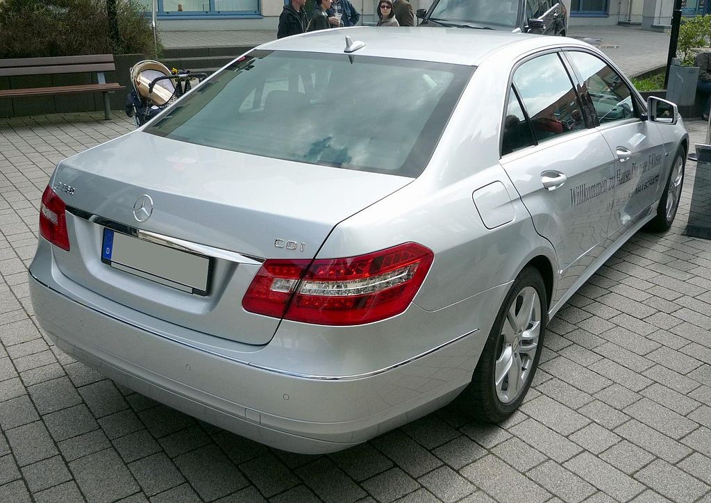 File:Mercedes-Benz W212 E 220 CDI Avantgarde Iridiumsilber.jpg - Wikimedia  Commons