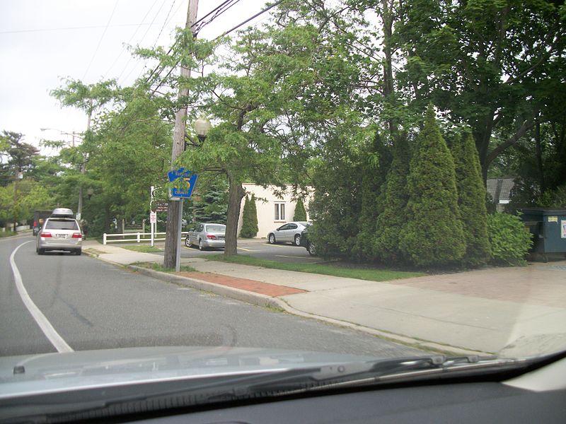 File:Middle Road (Downtown Bayport).JPG